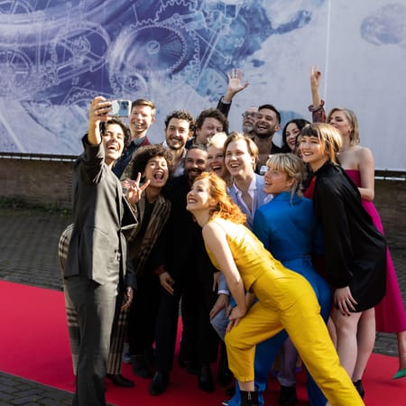Image of: Je collega's zijn geen familie.